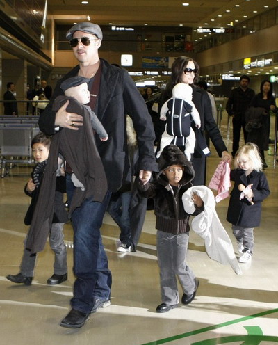 Анджелина Джоли и Брэд Питт с детьми в аэропорту в Японии