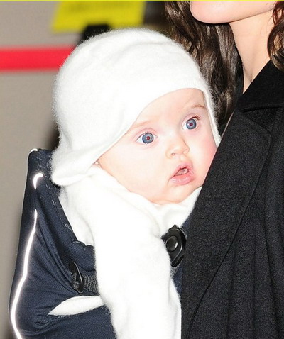 Анджелина Джоли и Брэд Питт с детьми в аэропорту в Японии